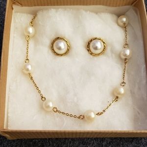 Pearl necklace w/ toggle clasp & earring set